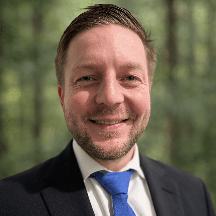 698f3385edb91_Clay Headshot 1